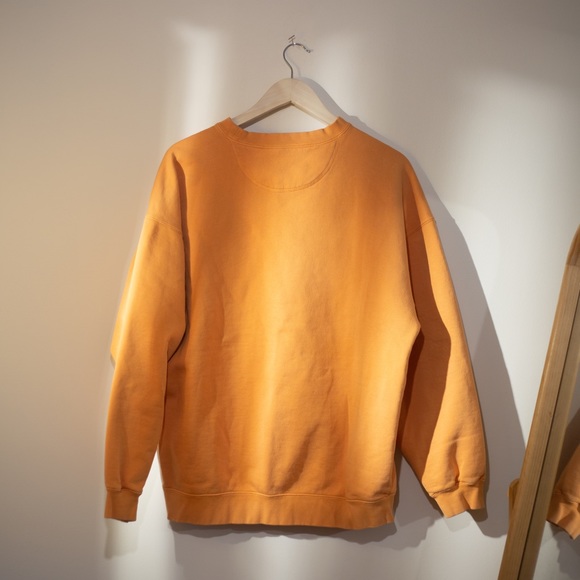 VINTAGE Walt Disney Crewneck in Orange. Size L. - Picture 2 of 2